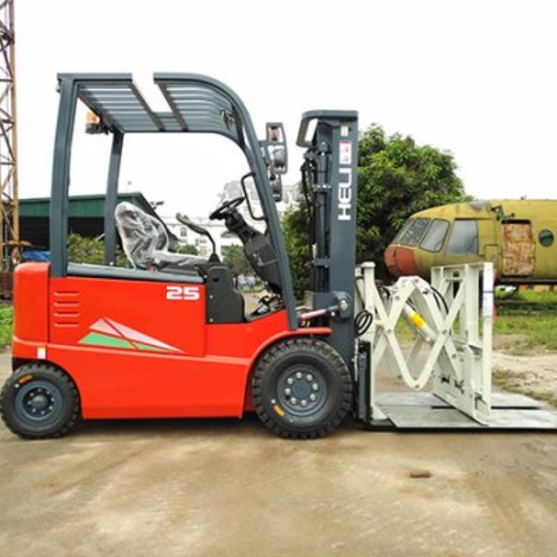 Hình ảnh minh họa một chiếc xe nâng tay đang nâng và di chuyển một pallet hàng hóa một cách dễ dàng